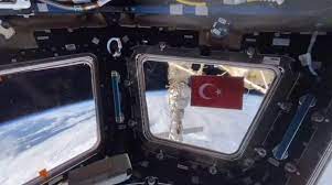 UZAY MEKİĞİNİN CAMINA TÜRK BAYRAĞI ASTI