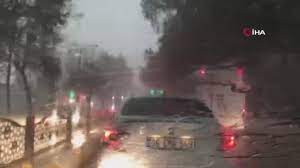 Şiddetli yağış ve fırtına hayatı felç etti