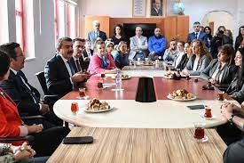 ÖĞRETMEN TANIMAZ VE ÖĞRETMEN KİM Kİ HAVASINDA OLAN EBEVEYNLERE (II)